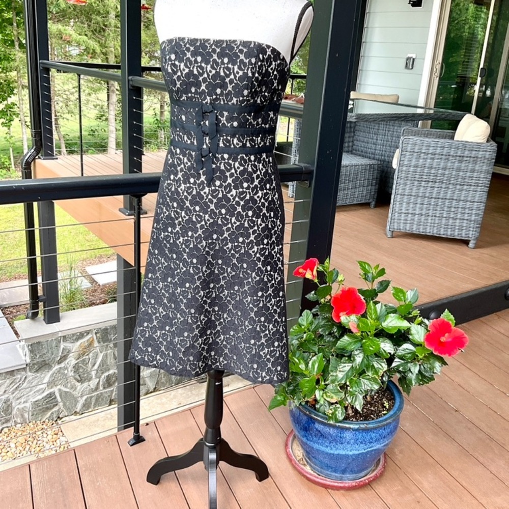 ♥️Vintage White House Black Market Strapless Black & white Lace Dress PERFECT !